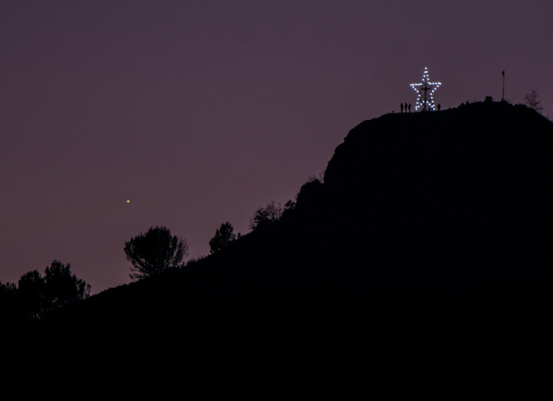 Mercuri ponent-se a la Creu de Gurb